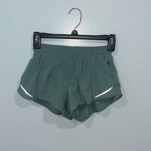 Lululemon Hotty hots - Size 4 - Green Smoke  color